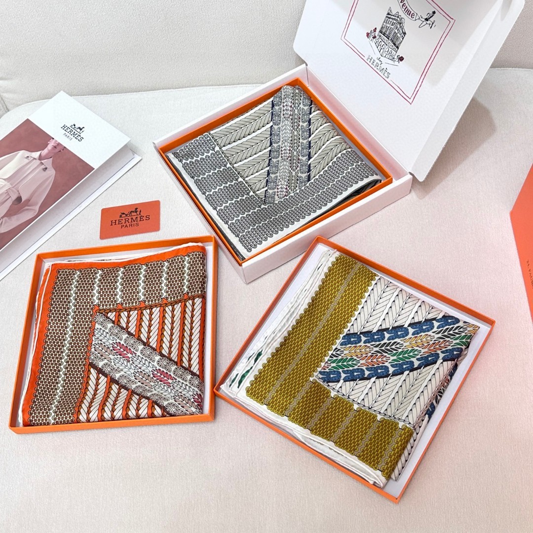  “编织演绎的盛装舞步”90丝巾_Hermes
手工卷边 100%桑蚕丝
这款披肩采用经典真丝面料，柔软