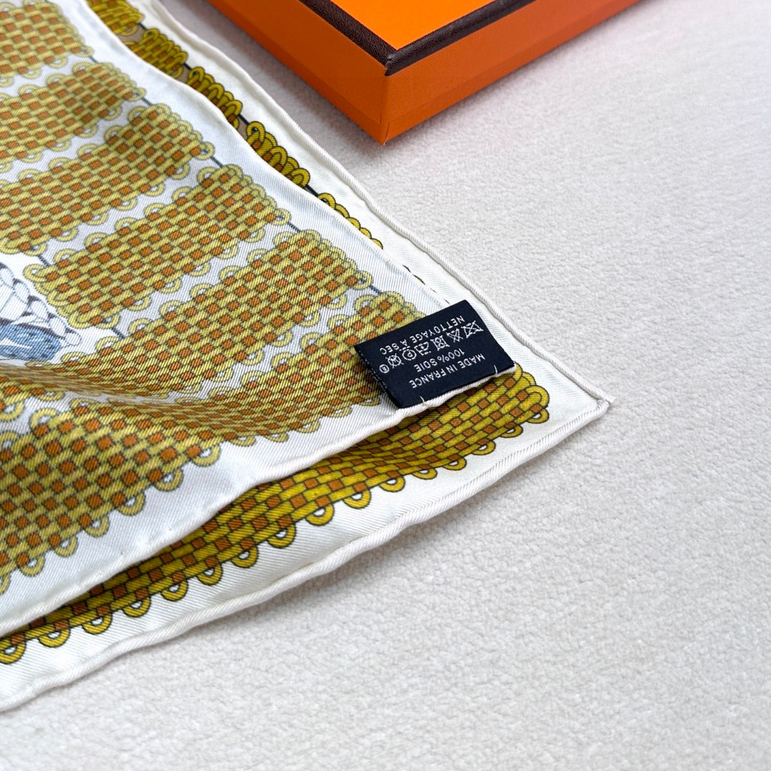  “编织演绎的盛装舞步”90丝巾_Hermes
手工卷边 100%桑蚕丝
这款披肩采用经典真丝面料，柔软