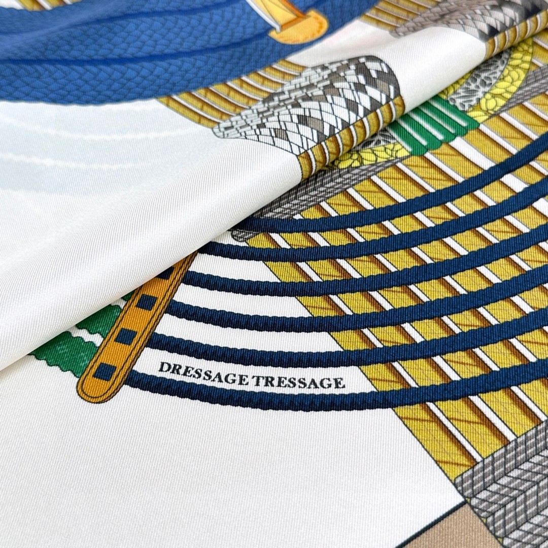  “编织演绎的盛装舞步”90丝巾_Hermes
手工卷边 100%桑蚕丝
这款披肩采用经典真丝面料，柔软