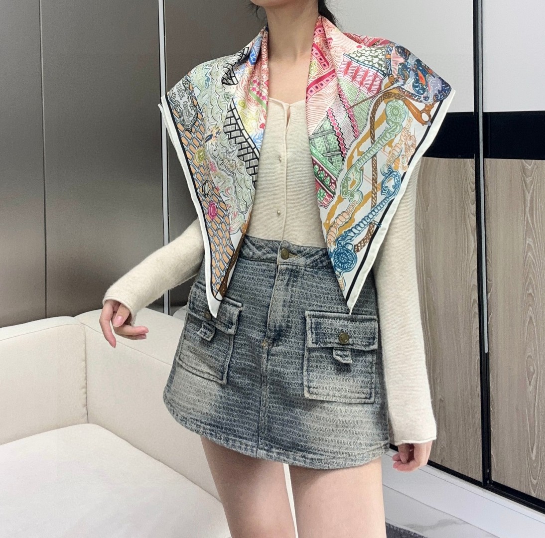 P160。丝巾大探险”90厘米方巾-Hermes~ 手工卷边斜纹真丝方巾(100%桑蚕丝)。 这款爱马仕点睛配饰可以多种方式佩戴,与任何服饰皆搭配得宜。无论系绕颈间,或作为上衣、腰带及头巾佩戴,皆赏心悦目。 爱马仕丝巾是创意和作品故事的无限源泉,每季皆推出全新设计和色彩组合,不断与时俱进。 法国制造。 设计师 艾利亚斯·卡夫洛斯(Elias Kafouros) 尺寸:88.5 x 88.5厘米 | 由于这款方巾采用手工卷边,标示的尺寸或会略有不同。