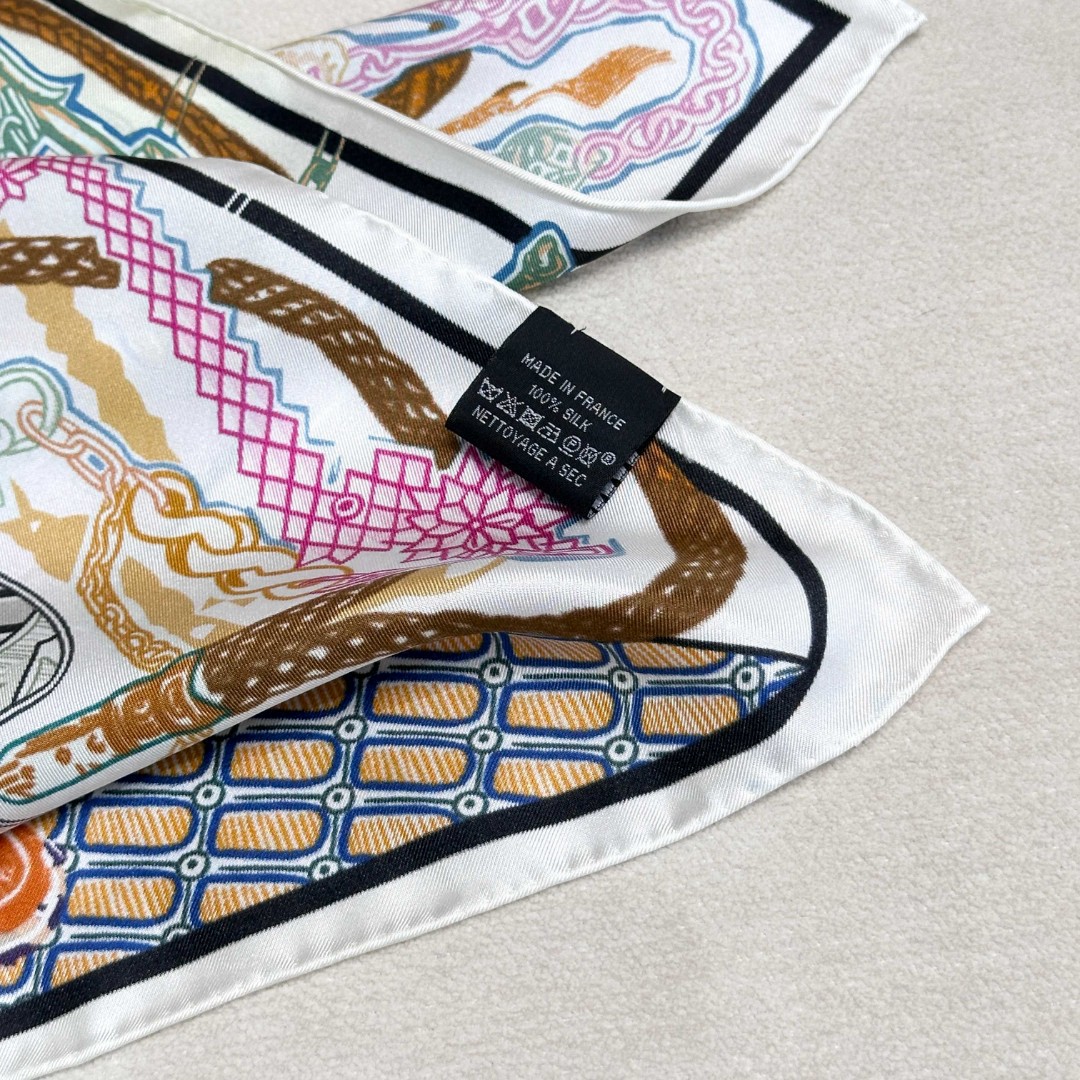 。丝巾大探险”90厘米方巾-Hermes～
手工卷边斜纹真丝方巾（100%桑蚕丝）。
这款爱马仕点睛配饰