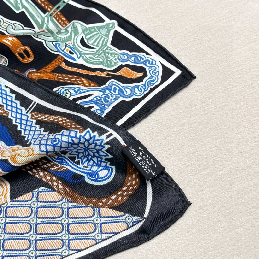 。丝巾大探险”90厘米方巾-Hermes～
手工卷边斜纹真丝方巾（100%桑蚕丝）。
这款爱马仕点睛配饰