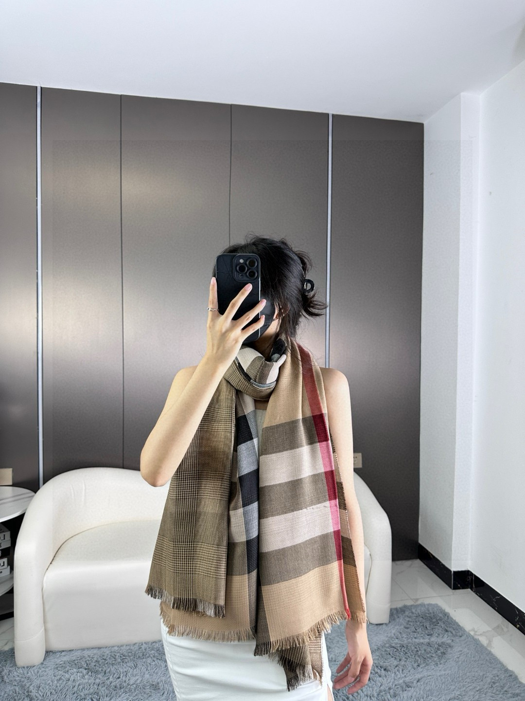 𝐁𝐮𝐫𝐛𝐞𝐫𝐫𝐲 千鸟格双面披肩 
·100%羊绒  70*200cm 大羊绒披肩 双面
一面经典格子