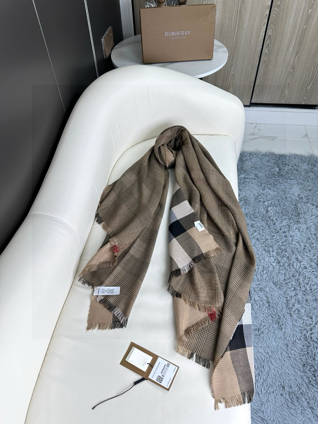  𝐁𝐮𝐫𝐛𝐞𝐫𝐫𝐲 千鸟格双面披肩 
·100%羊绒  70*200cm 大羊绒披肩 双面
一面经典格子