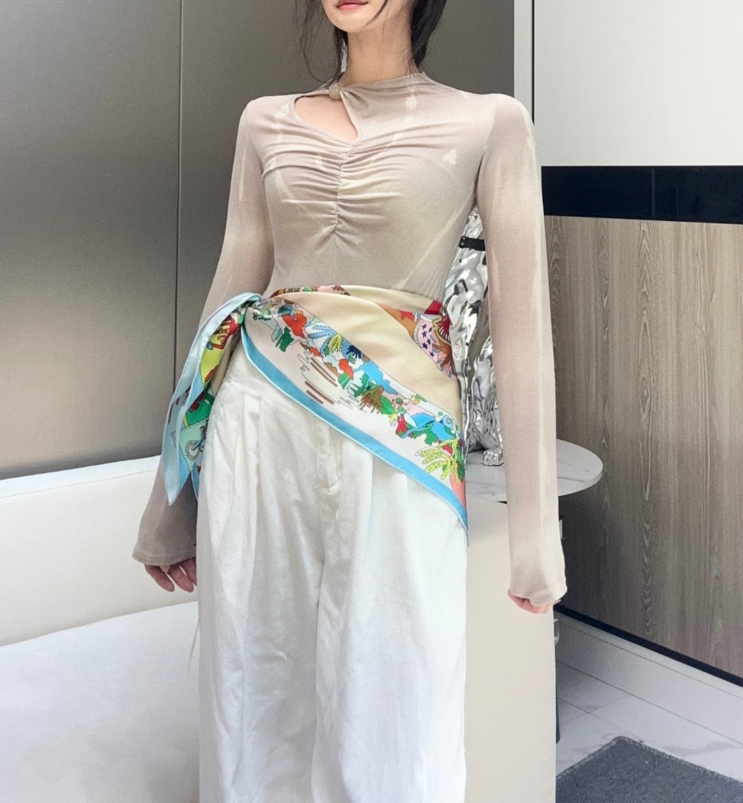   2025年春款真丝爱马仕 皮靴上的故事
尺寸/材质90方巾/桑蚕丝3设计师凯琳娜·布朗柯维兹
4 设