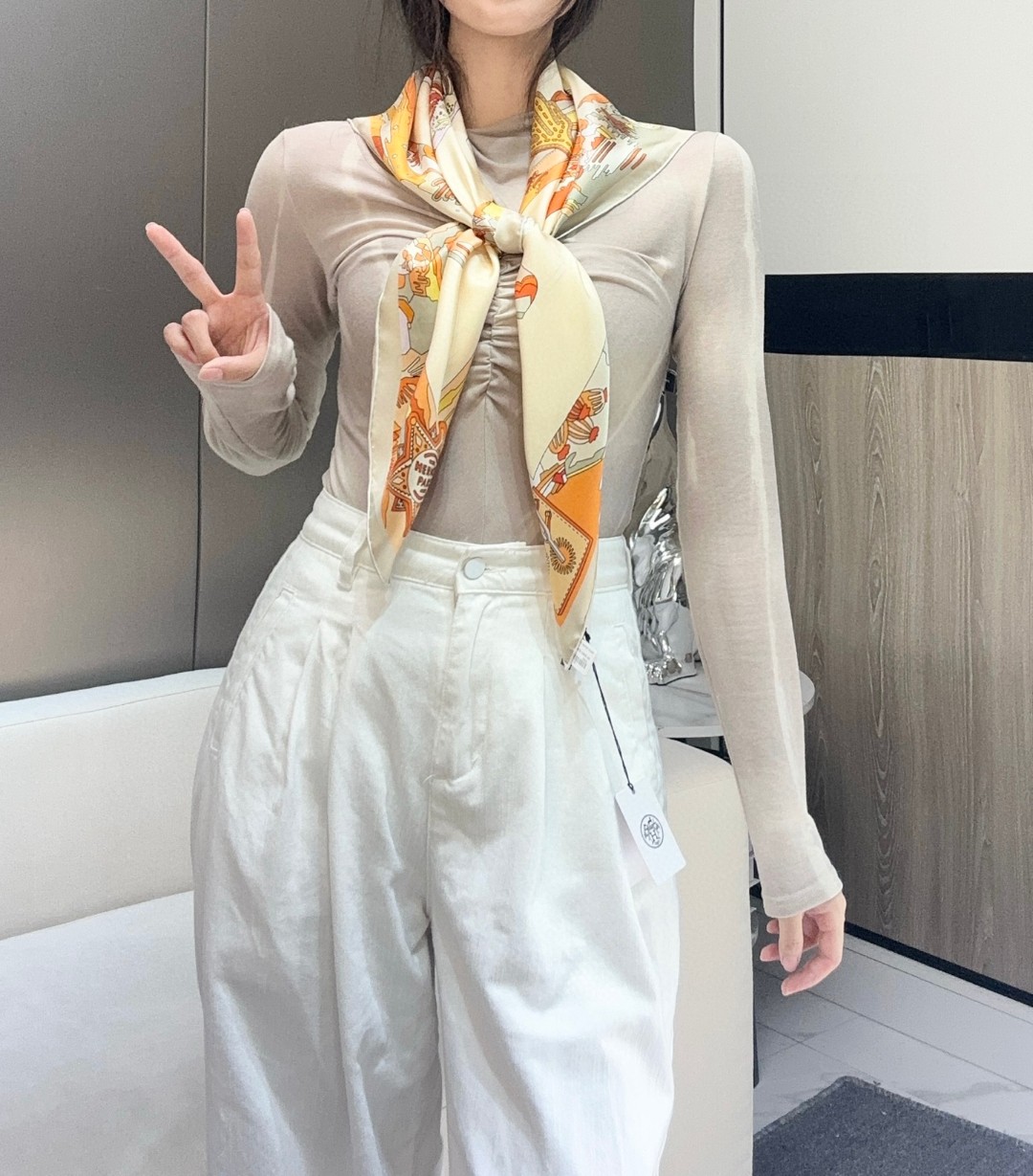   2025年春款真丝爱马仕 皮靴上的故事
尺寸/材质90方巾/桑蚕丝3设计师凯琳娜·布朗柯维兹
4 设