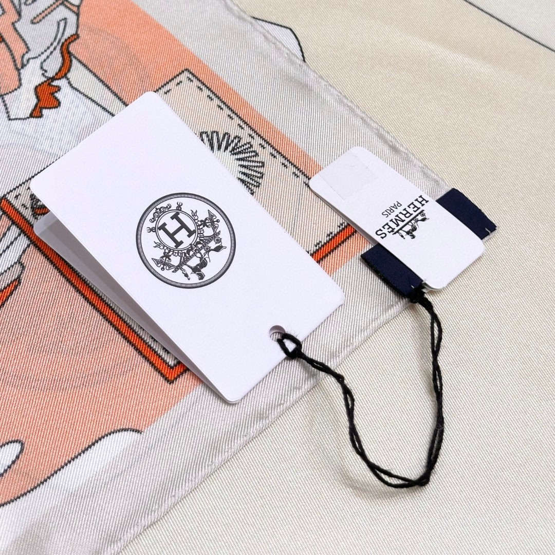   2025年春款真丝爱马仕 皮靴上的故事
尺寸/材质90方巾/桑蚕丝3设计师凯琳娜·布朗柯维兹
4 设