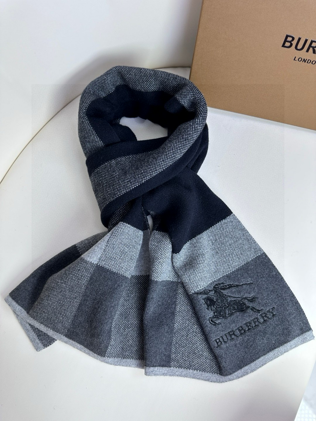  Burberry爆款上新 高端男士围巾👍【经典战马格纹】独家牛货🐂  具有超高羊绒品质才会被此品牌青睐