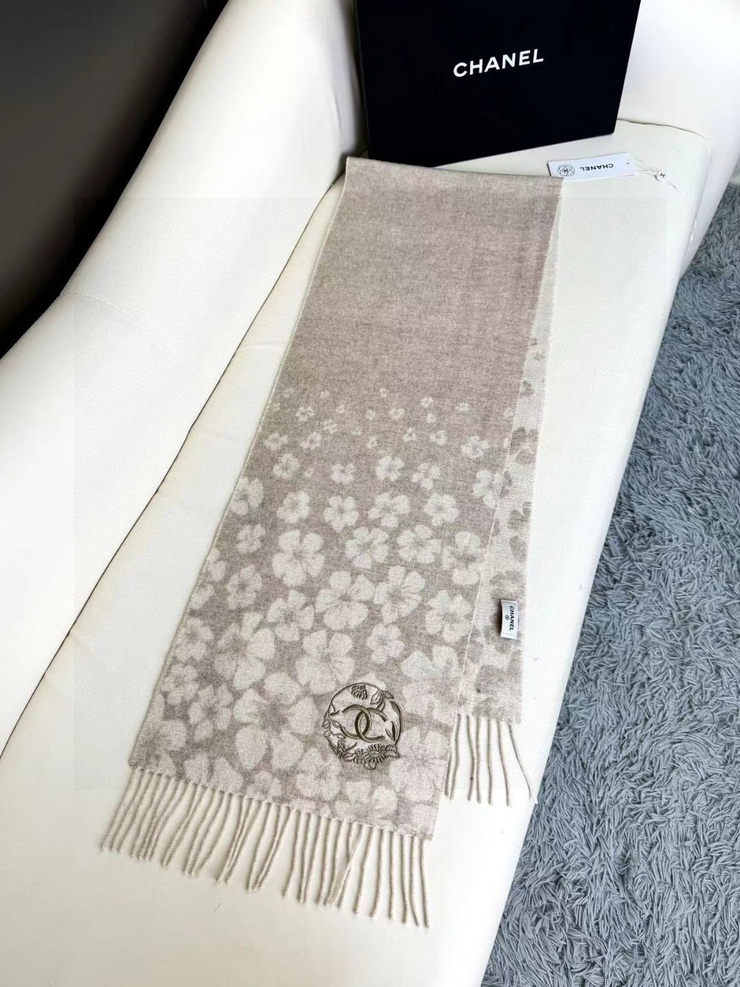   上新！2025秋冬香奈儿男女同款，同步专柜，高端羊绒针织围巾！ 可正式，可随意，非常Classica