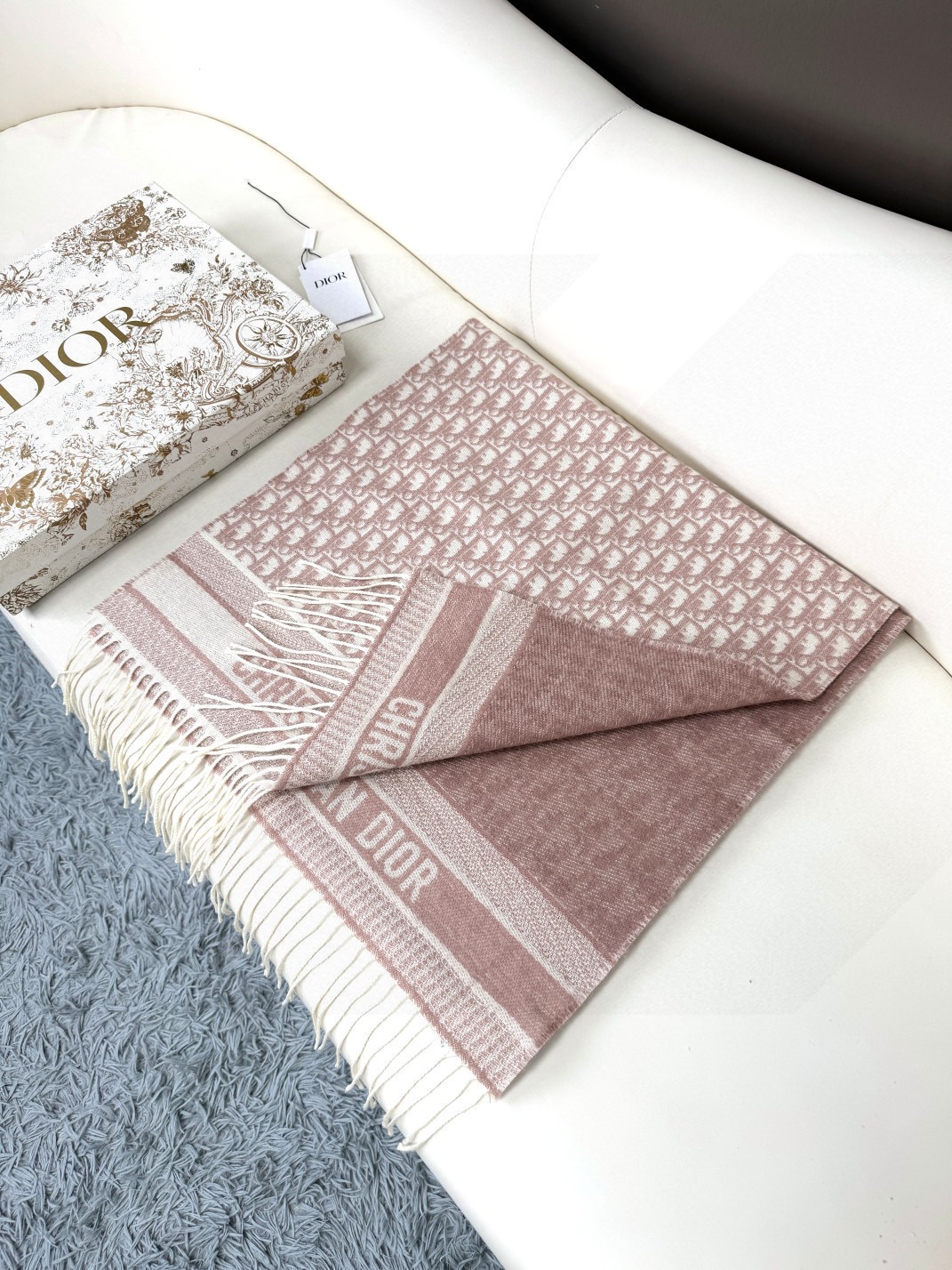   2024年 Dior最新颜色到付 · 这款 Oblique 印花围巾重新诠释 Dior 经典标识，彰