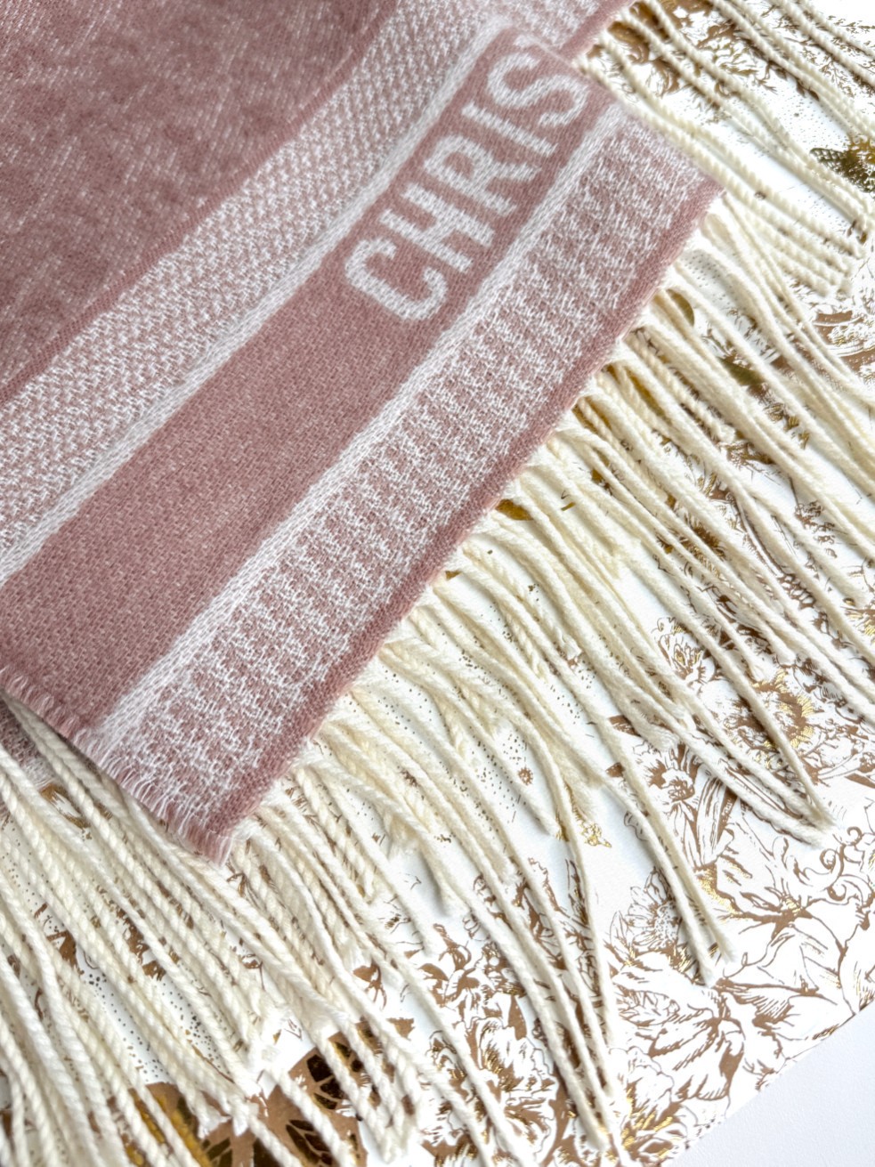   2024年 Dior最新颜色到付 · 这款 Oblique 印花围巾重新诠释 Dior 经典标识，彰