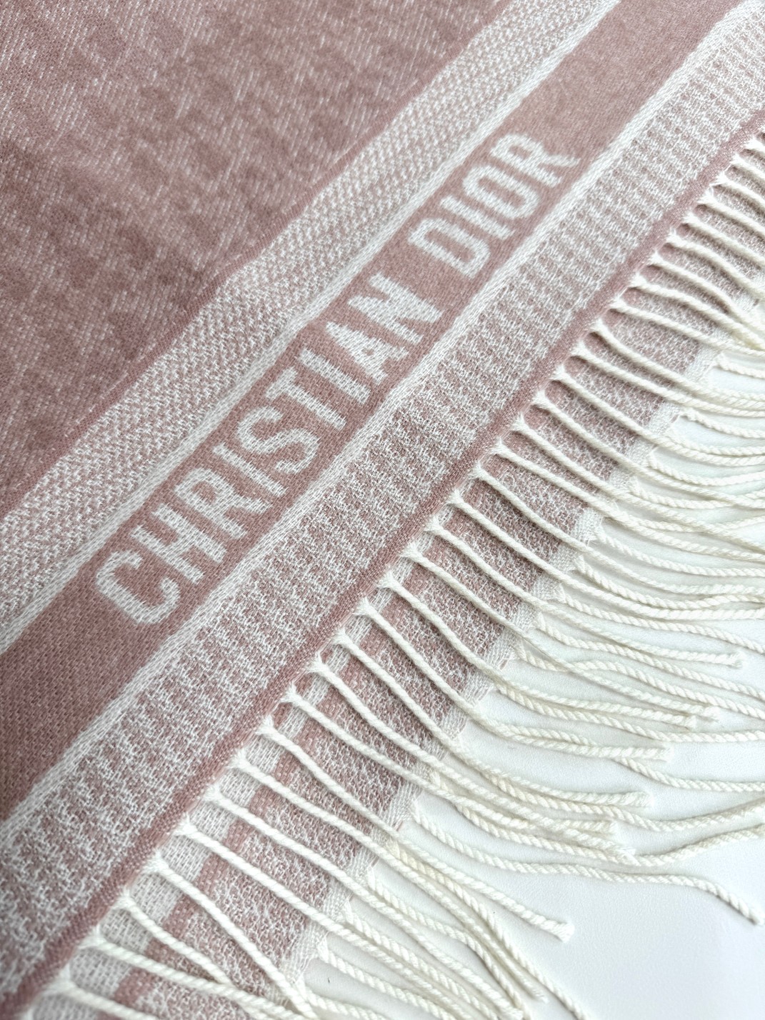   2024年 Dior最新颜色到付 · 这款 Oblique 印花围巾重新诠释 Dior 经典标识，彰