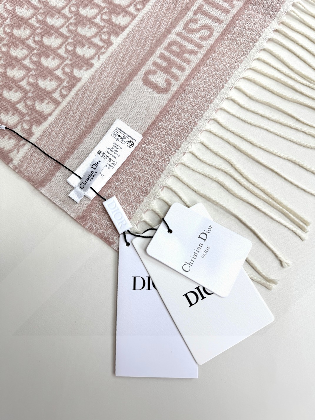   2024年 Dior最新颜色到付 · 这款 Oblique 印花围巾重新诠释 Dior 经典标识，彰