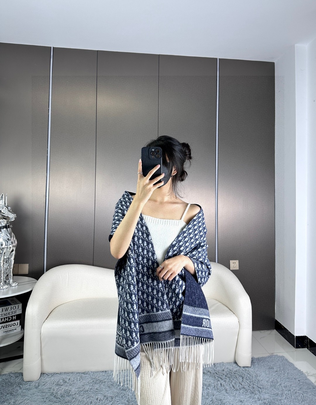  2024年Dior最新款 · 这款 Oblique 印花围巾重新诠释 Dior 经典标识，彰显现代精神