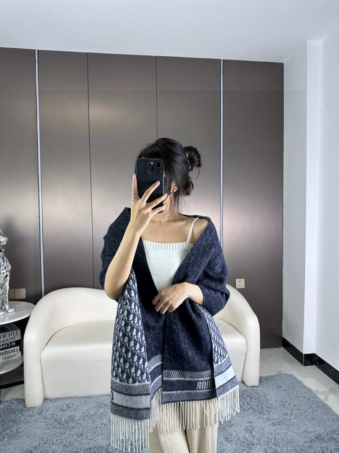  2024年Dior最新款 · 这款 Oblique 印花围巾重新诠释 Dior 经典标识，彰显现代精神