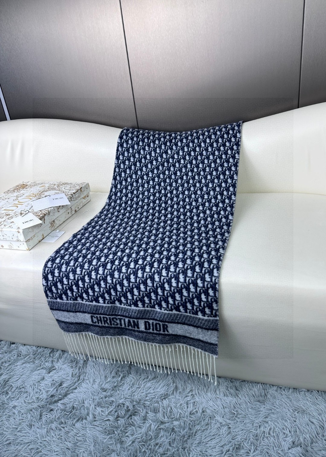  2024年Dior最新款 · 这款 Oblique 印花围巾重新诠释 Dior 经典标识，彰显现代精神
