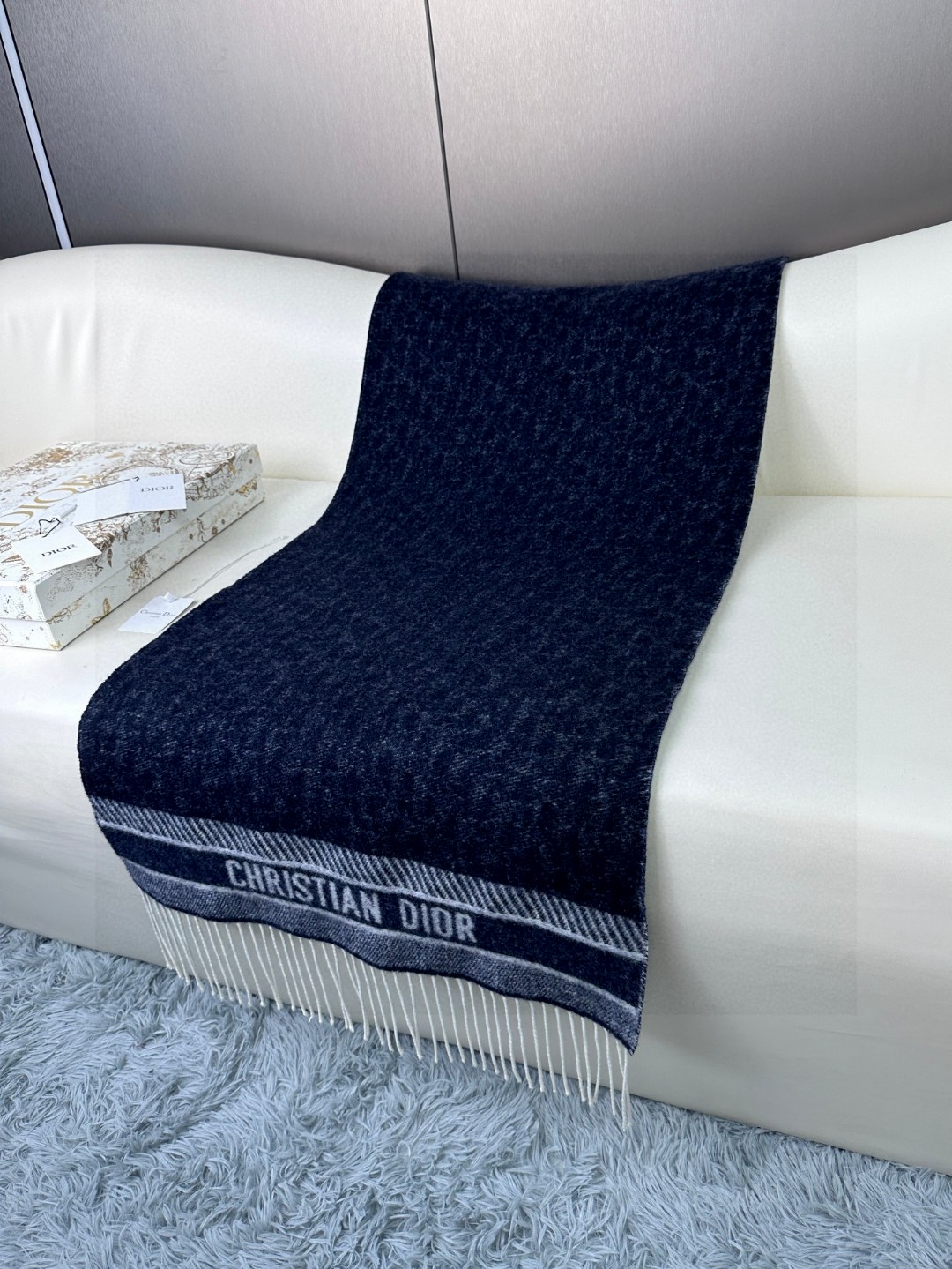  2024年Dior最新款 · 这款 Oblique 印花围巾重新诠释 Dior 经典标识，彰显现代精神