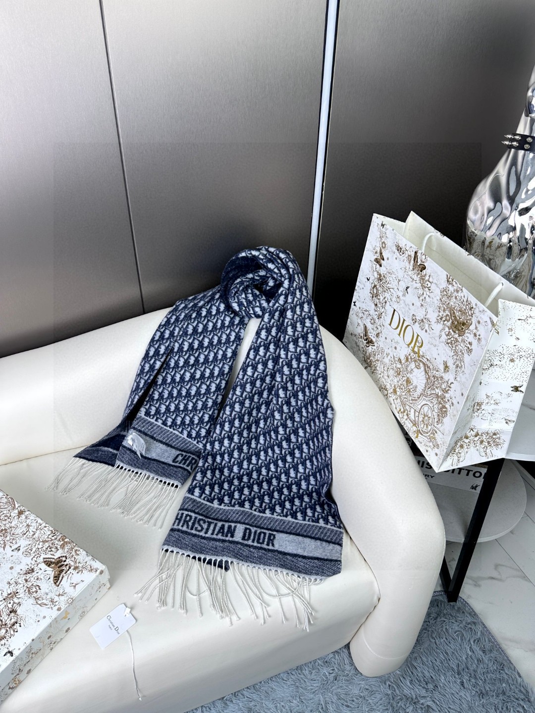  2024年Dior最新款 · 这款 Oblique 印花围巾重新诠释 Dior 经典标识，彰显现代精神