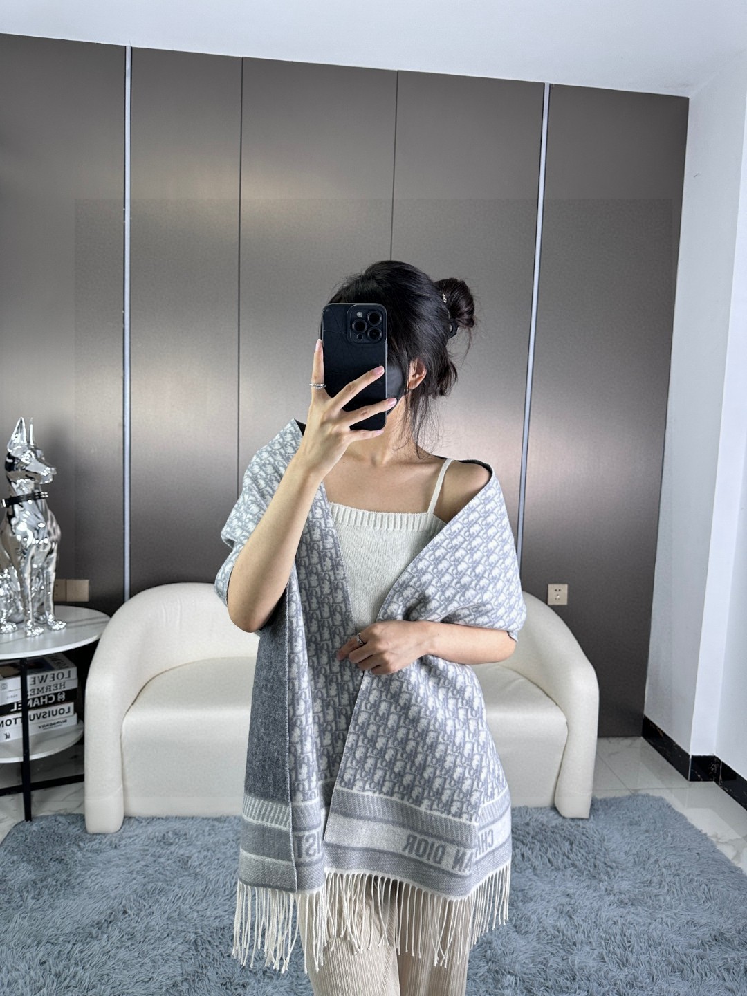 NO:338316,Dior latest model · This Oblique printed scarf reinterprets the Dior classic logo, showing the modern spirit. It is carefully crafted in navy blue cashmere with a double-sided design, with a solid color on one side and a Dior classic Oblique print on the other. The long design is decorated with a contrasting tone 