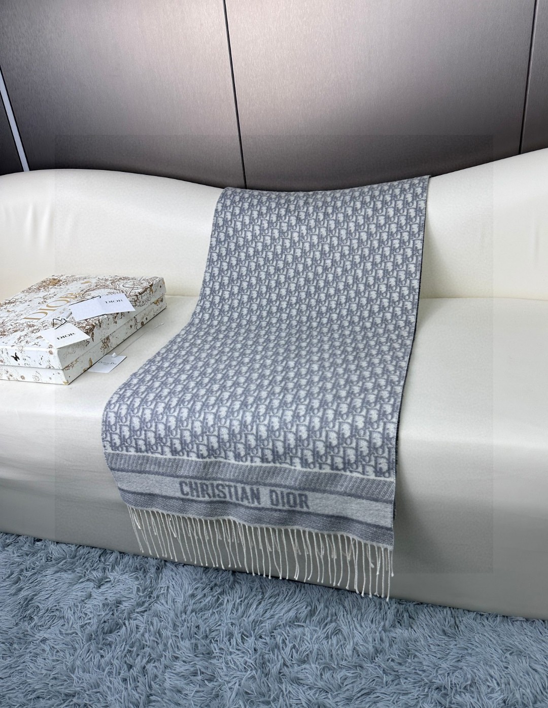   2024年Dior最新款 · 这款 Oblique 印花围巾重新诠释 Dior 经典标识，彰显现代精