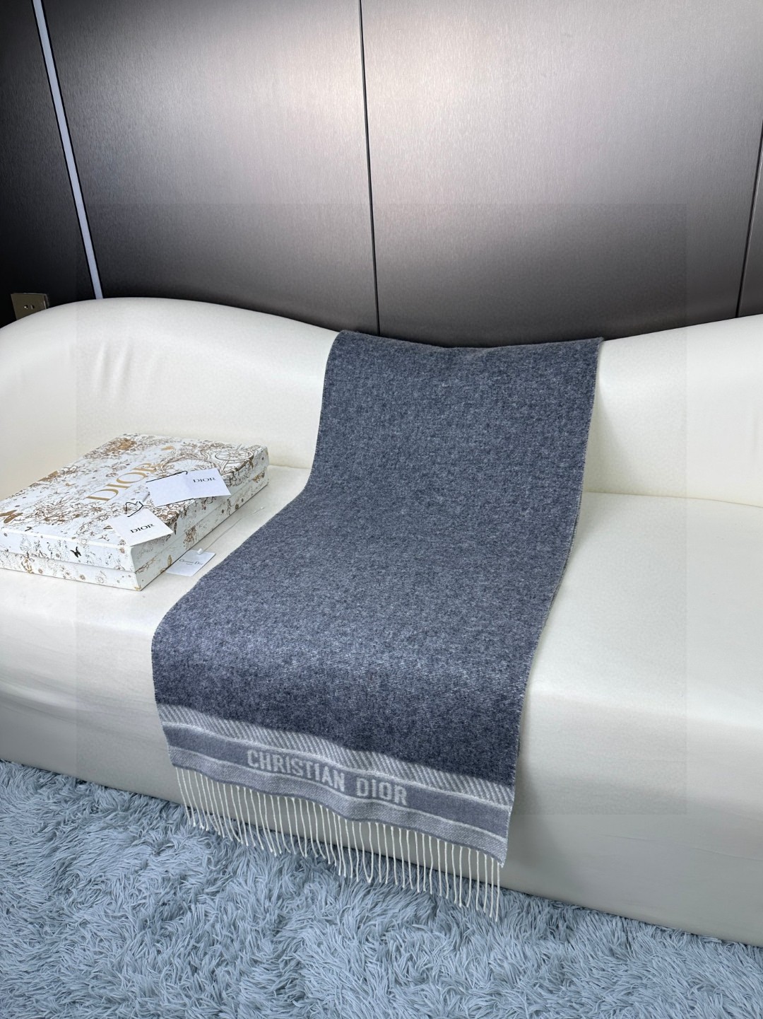   2024年Dior最新款 · 这款 Oblique 印花围巾重新诠释 Dior 经典标识，彰显现代精