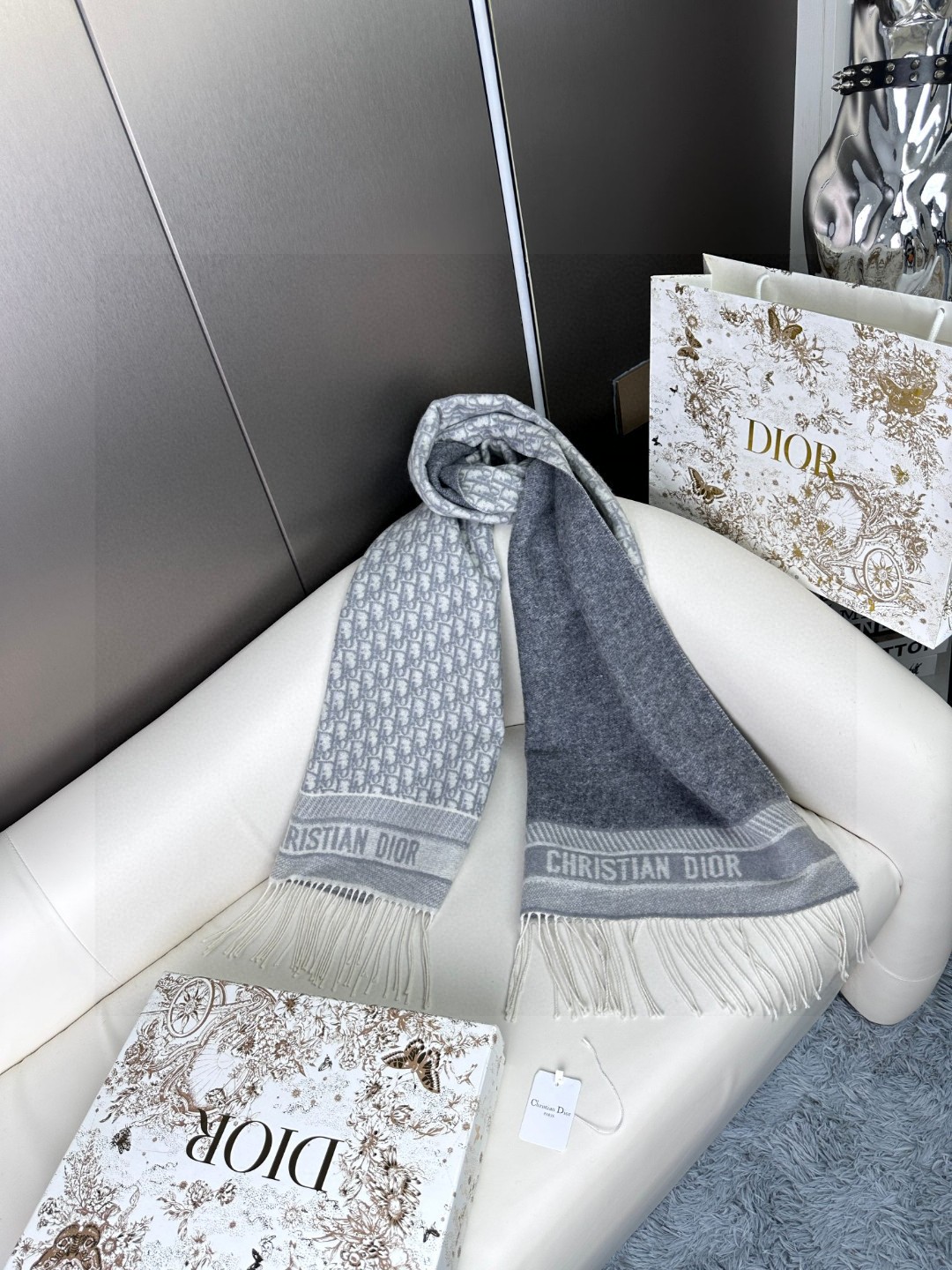   2024年Dior最新款 · 这款 Oblique 印花围巾重新诠释 Dior 经典标识，彰显现代精