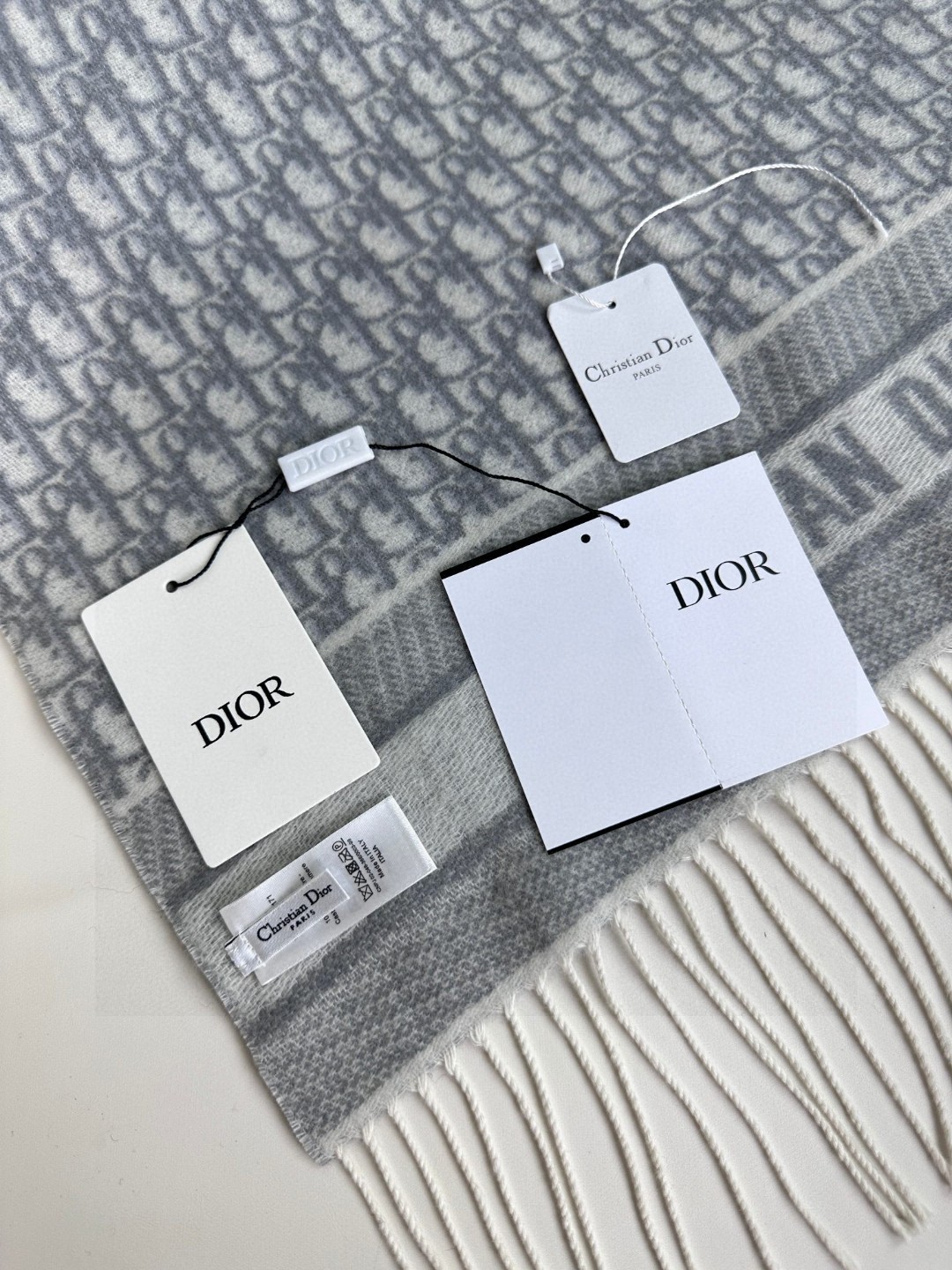   2024年Dior最新款 · 这款 Oblique 印花围巾重新诠释 Dior 经典标识，彰显现代精