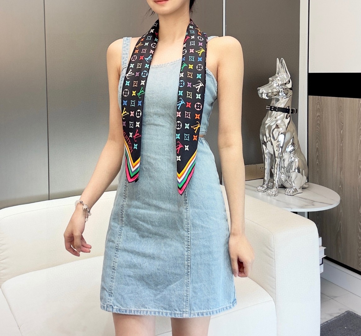 16姆米单面  18姆米双面      LV x TM 90 方巾
【18mm顶级真丝双面同色丝巾】
L