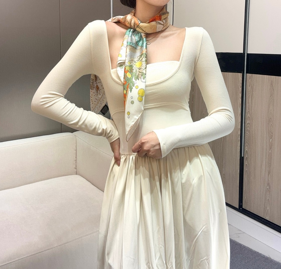 。“爱马仕旗舰”90方巾手工卷边斜纹真丝方巾（100%桑蚕丝）。这款爱马仕的经典单品展现强大而迷人的女性