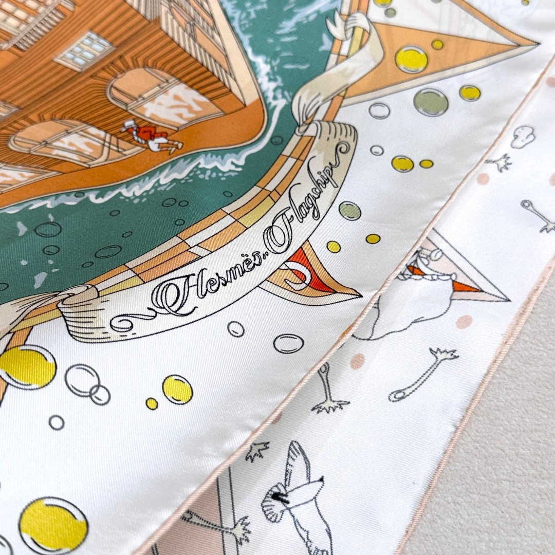 。“爱马仕旗舰”90方巾手工卷边斜纹真丝方巾（100%桑蚕丝）。这款爱马仕的经典单品展现强大而迷人的女性