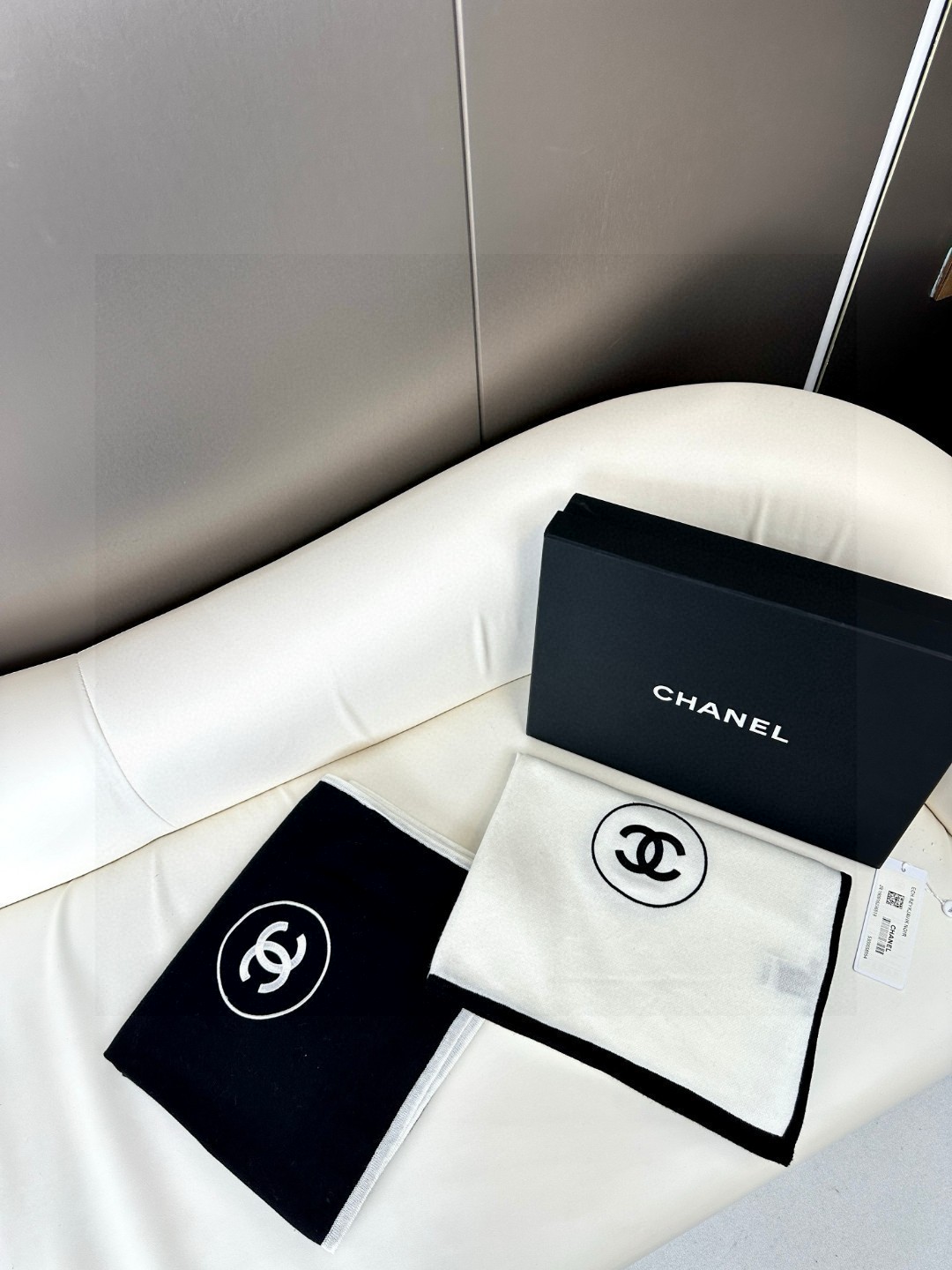   Chanel 小香薄款丝绒长巾（吴昕 、古力娜扎同款）衣橱必收纳款✦这款如同绿水鬼般在专柜不加价是买