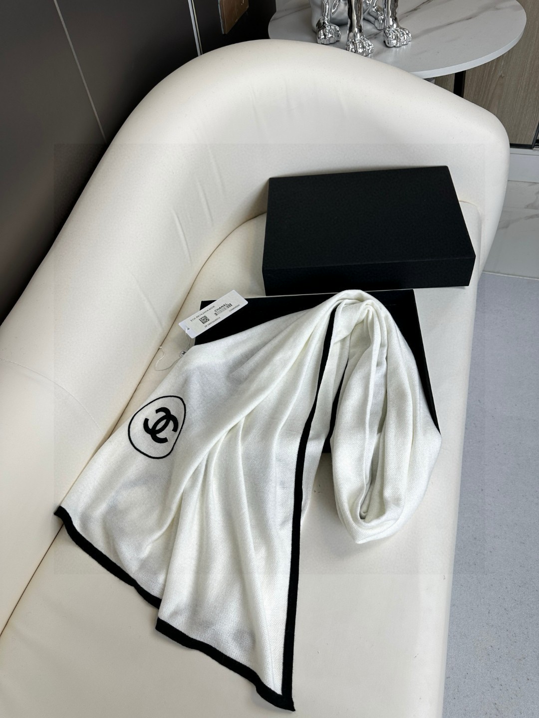   Chanel 小香薄款丝绒长巾（吴昕 、古力娜扎同款）衣橱必收纳款✦这款如同绿水鬼般在专柜不加价是买