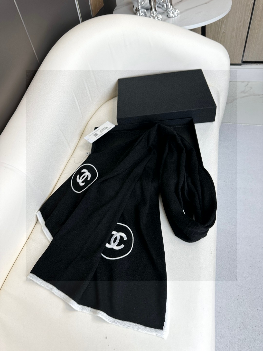   Chanel 小香薄款丝绒长巾（吴昕 、古力娜扎同款）衣橱必收纳款✦这款如同绿水鬼般在专柜不加价是买