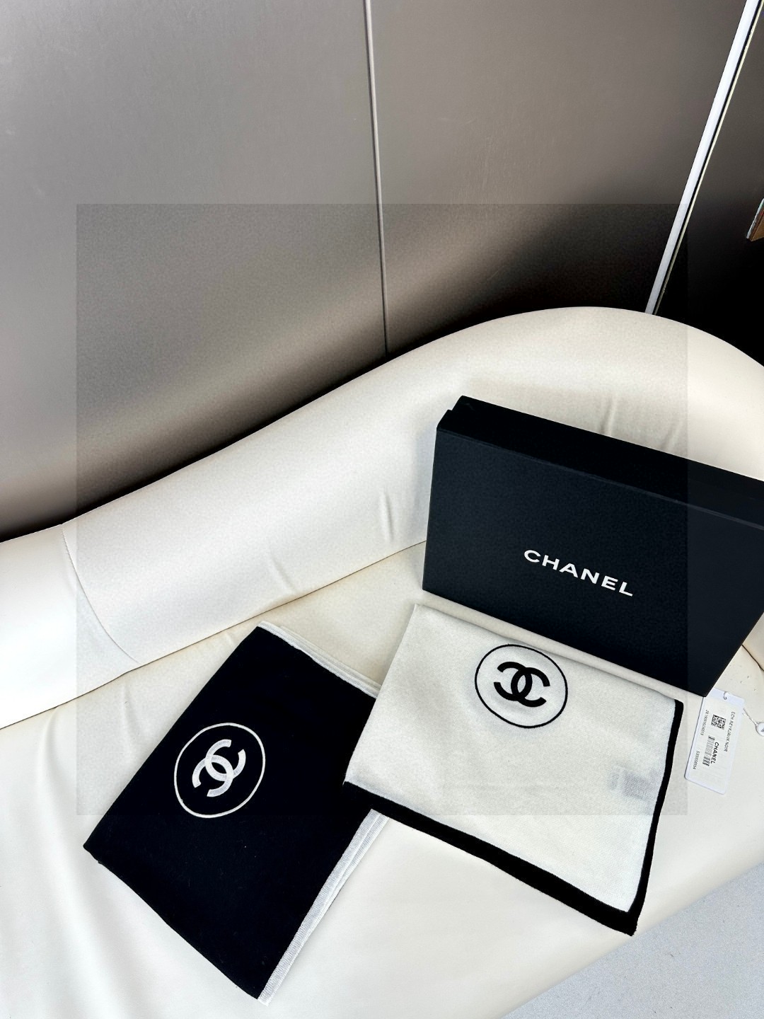   Chanel 小香薄款丝绒长巾（吴昕 、古力娜扎同款）衣橱必收纳款✦这款如同绿水鬼般在专柜不加价是买