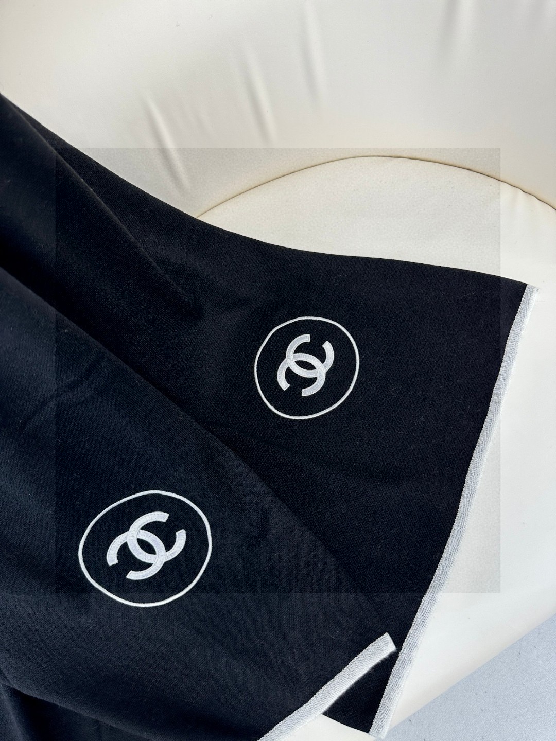   Chanel 小香薄款丝绒长巾（吴昕 、古力娜扎同款）衣橱必收纳款✦这款如同绿水鬼般在专柜不加价是买