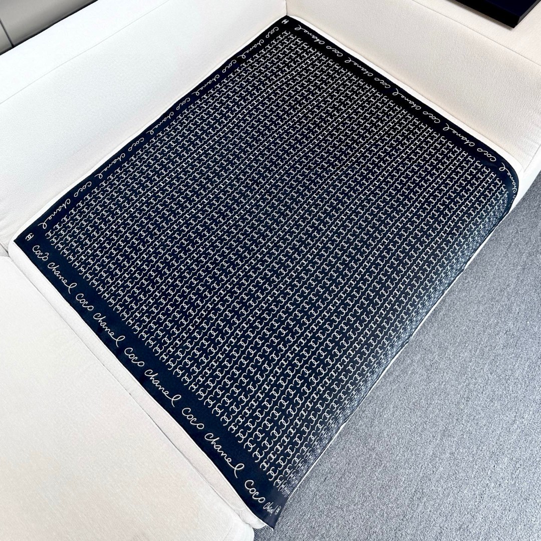   Chanel~~童趣字母~~春季新款

90*90 斜纹真丝 
二色