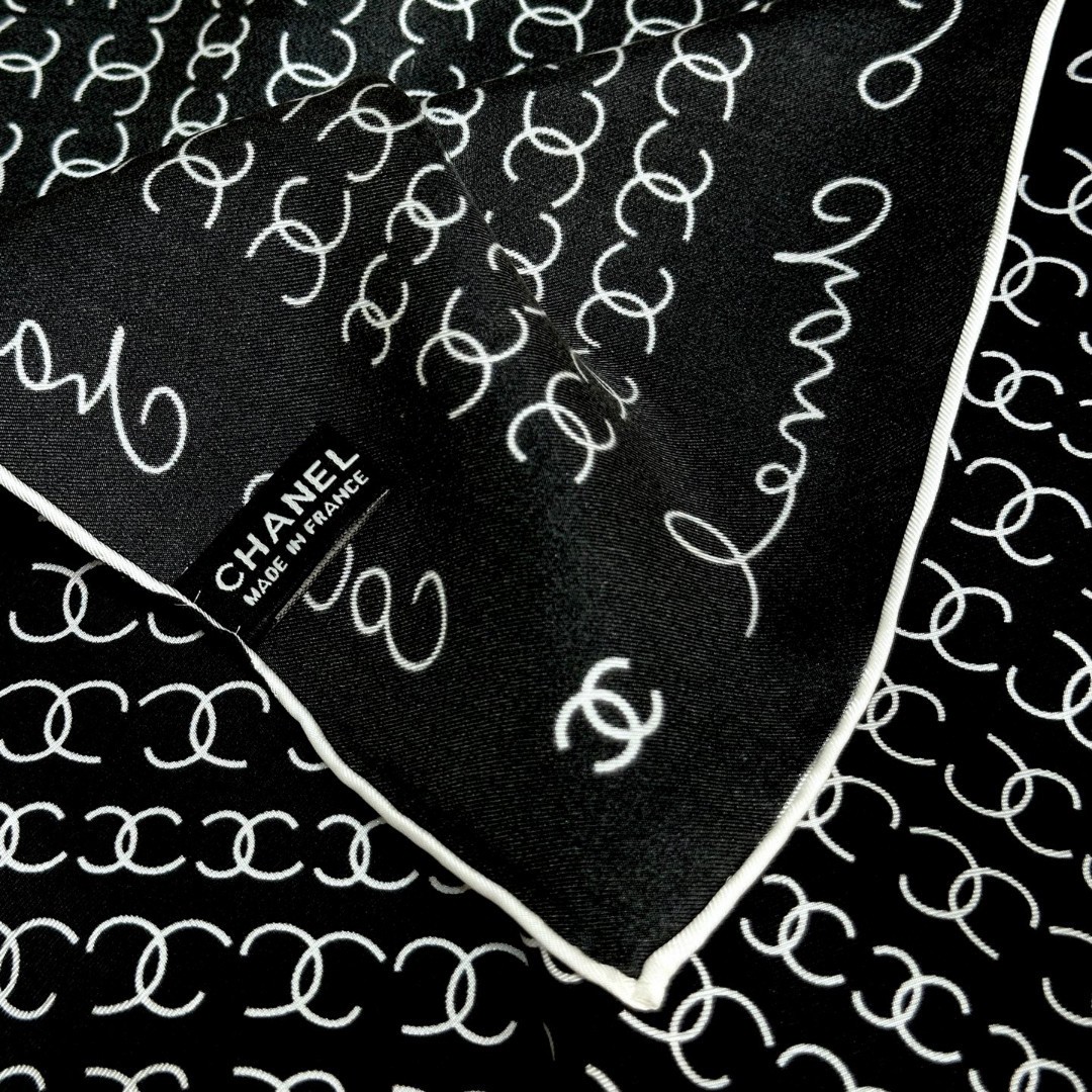   Chanel~~童趣字母~~春季新款

90*90 斜纹真丝 
二色