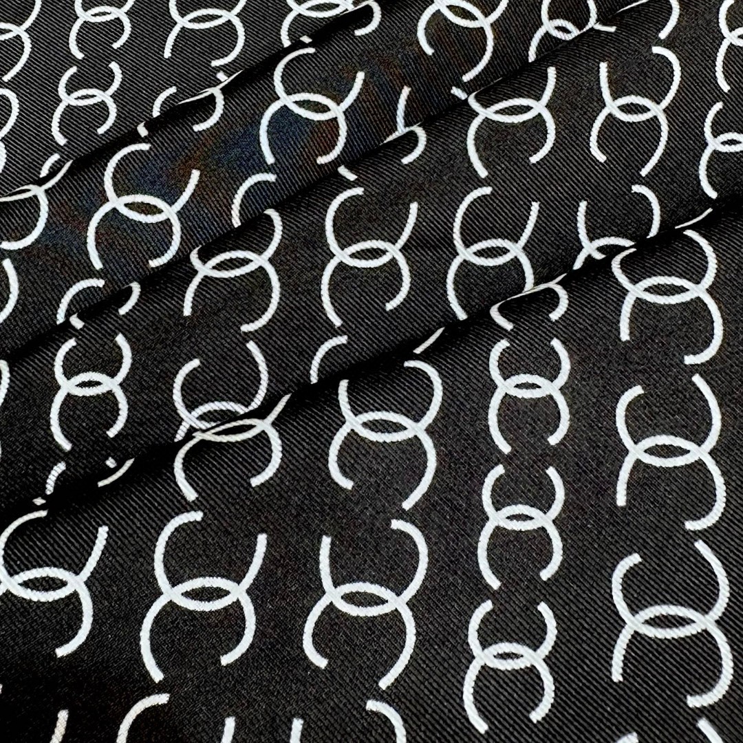   Chanel~~童趣字母~~春季新款

90*90 斜纹真丝 
二色