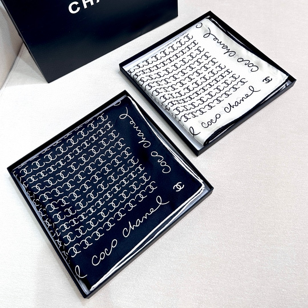   Chanel~~童趣字母~~春季新款

90*90 斜纹真丝 
二色