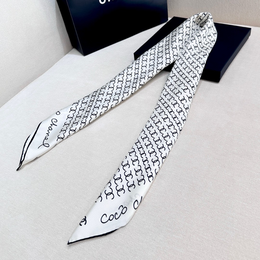   Chanel~~童趣字母~~春季新款

90*90 斜纹真丝 
二色