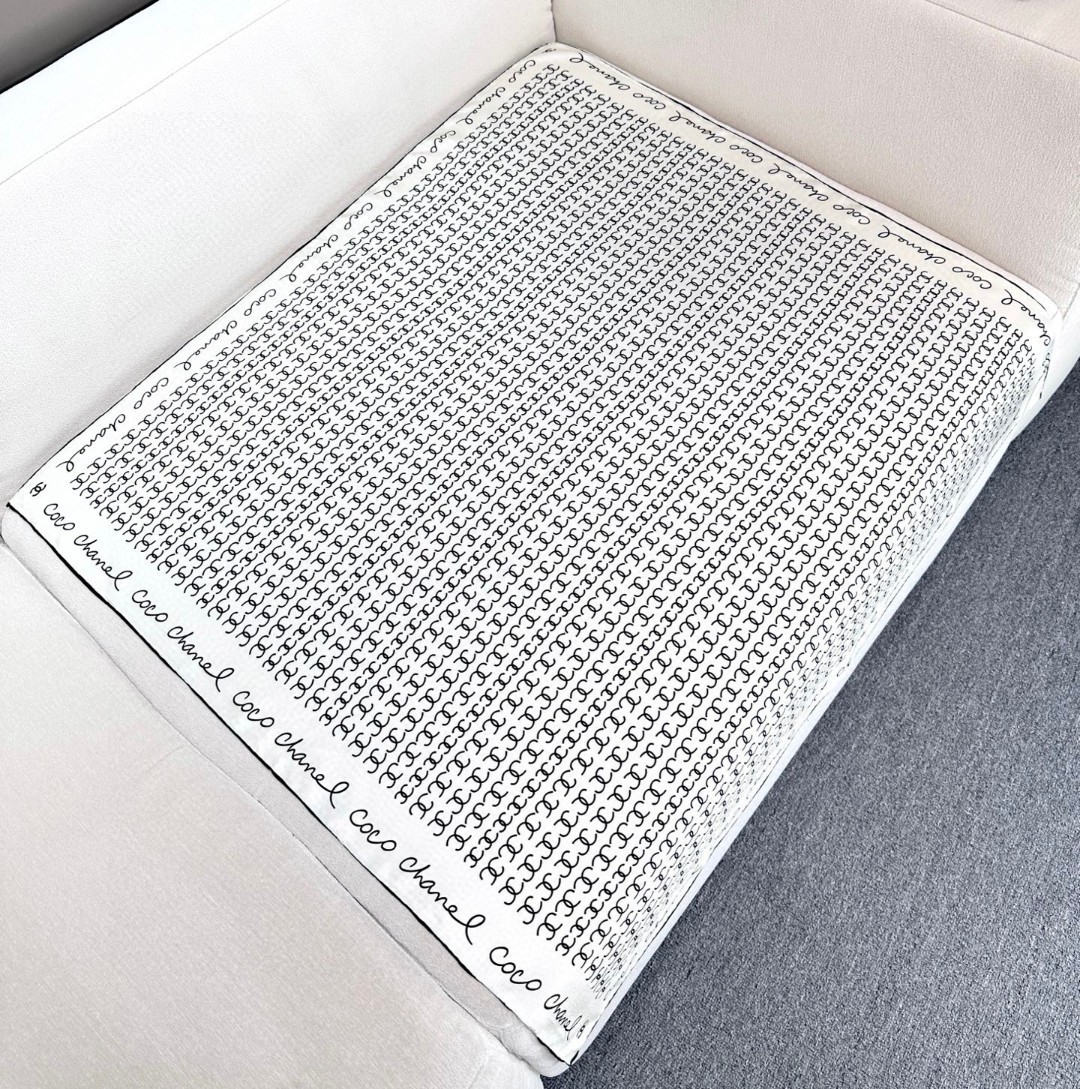   Chanel~~童趣字母~~春季新款

90*90 斜纹真丝 
二色