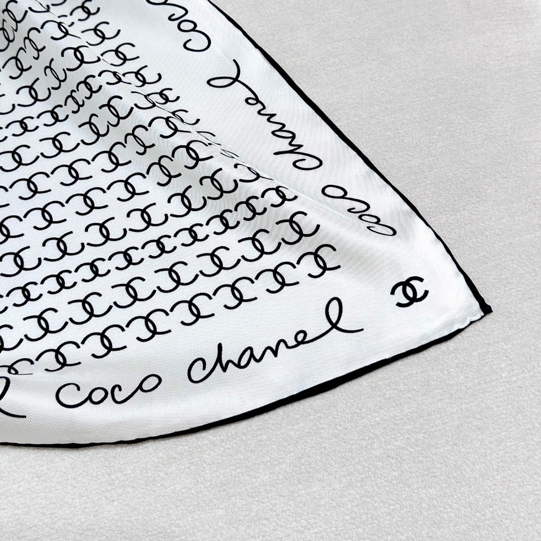   Chanel~~童趣字母~~春季新款

90*90 斜纹真丝 
二色