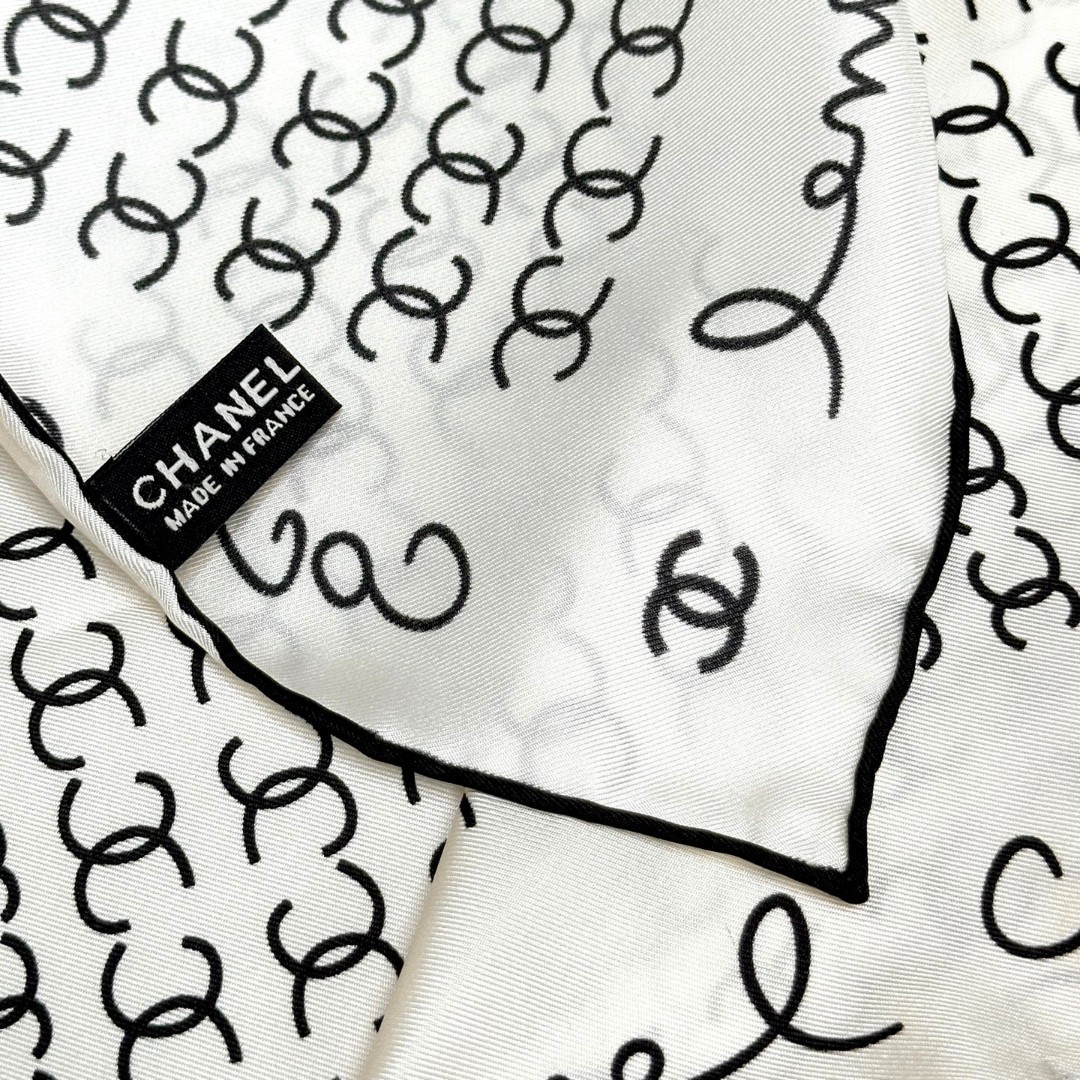   Chanel~~童趣字母~~春季新款

90*90 斜纹真丝 
二色