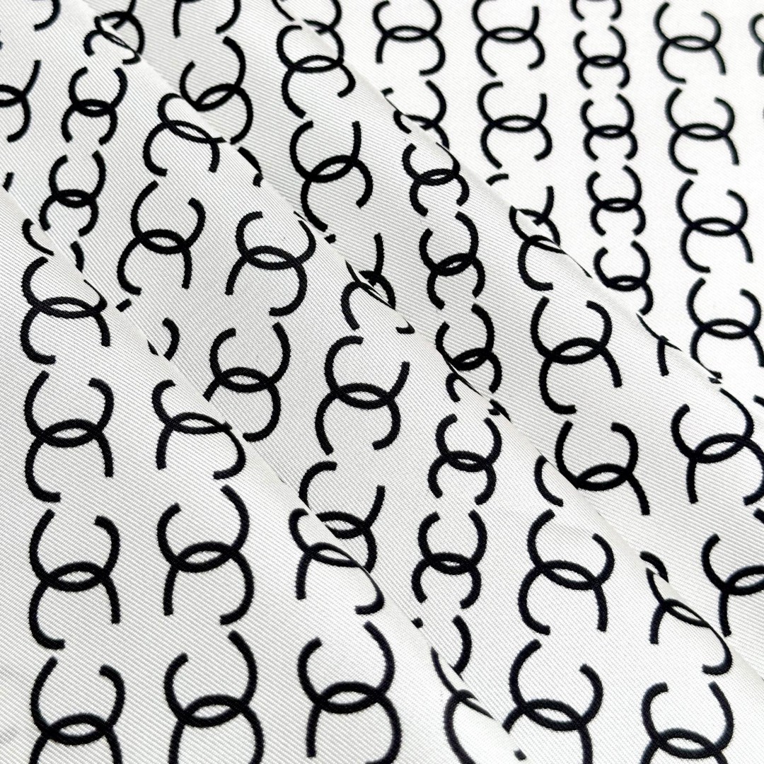   Chanel~~童趣字母~~春季新款

90*90 斜纹真丝 
二色