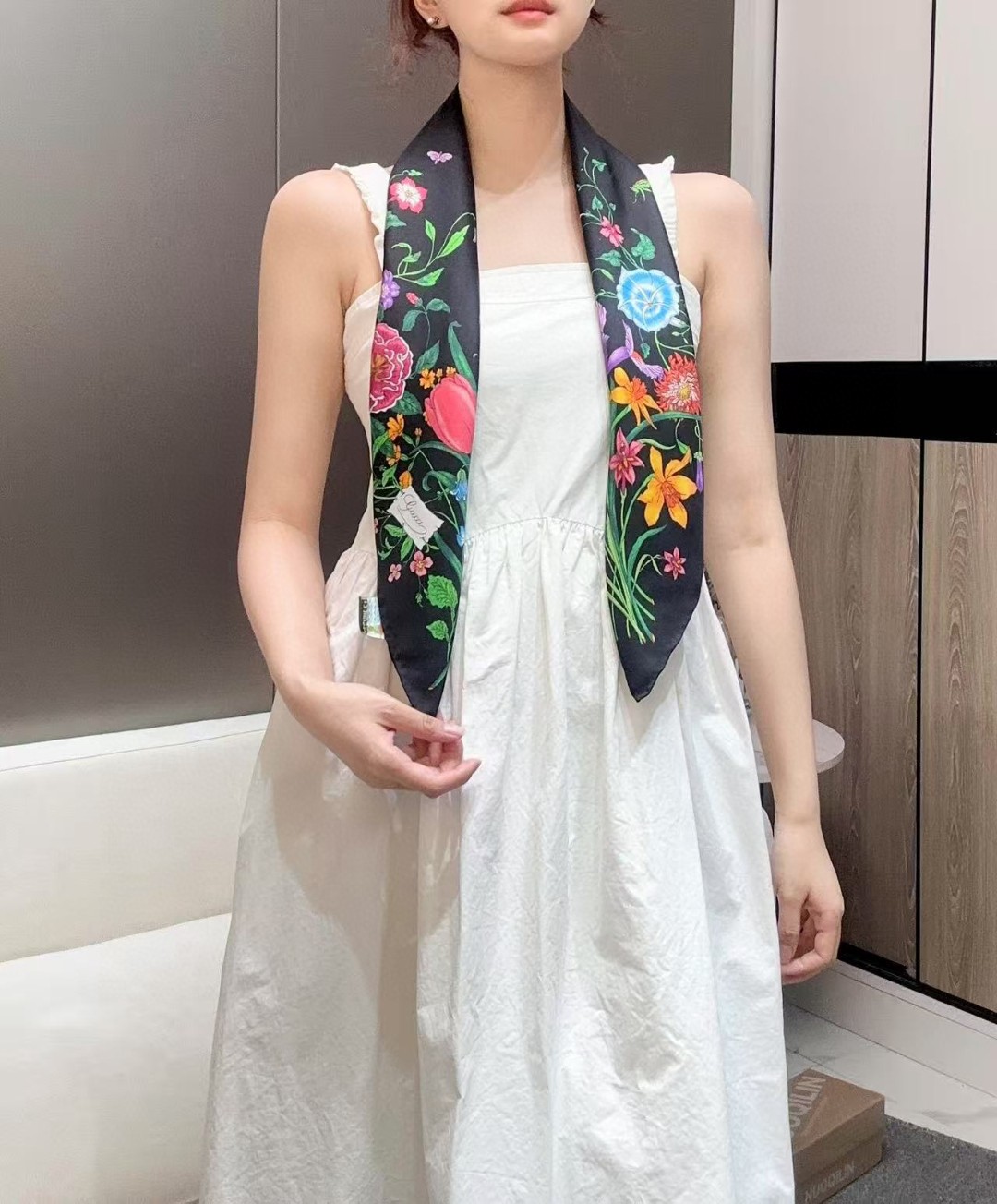 
品名  经典花卉
面料：真丝
尺寸：90*90
颜色黑色 白色
经典花卉印花一如既往为新推系列注入浪漫