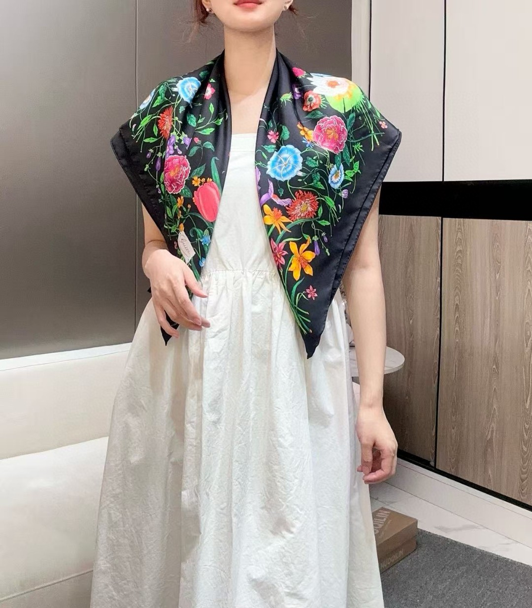 
品名  经典花卉
面料：真丝
尺寸：90*90
颜色黑色 白色
经典花卉印花一如既往为新推系列注入浪漫