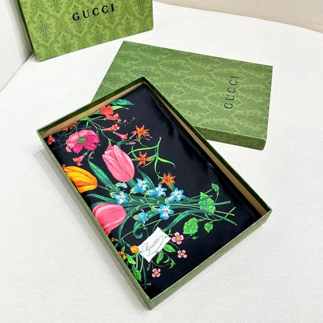 
品名  经典花卉
面料：真丝
尺寸：90*90
颜色黑色 白色
经典花卉印花一如既往为新推系列注入浪漫