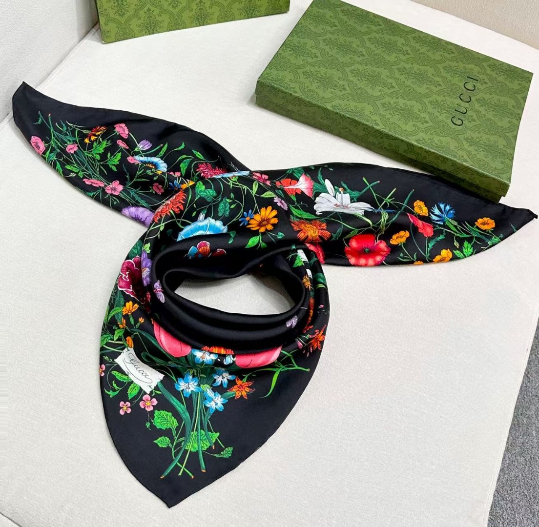 
品名  经典花卉
面料：真丝
尺寸：90*90
颜色黑色 白色
经典花卉印花一如既往为新推系列注入浪漫