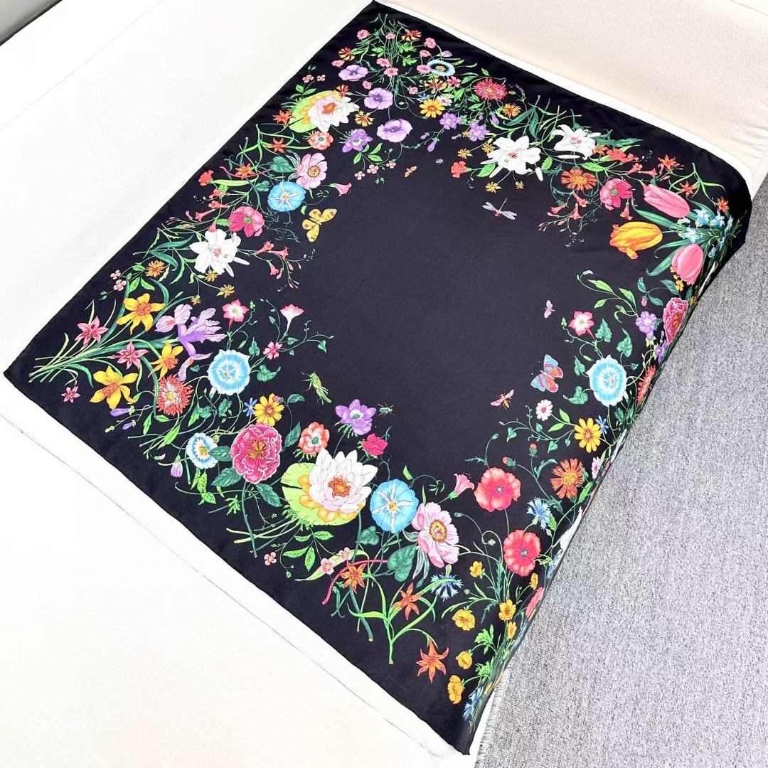 
品名  经典花卉
面料：真丝
尺寸：90*90
颜色黑色 白色
经典花卉印花一如既往为新推系列注入浪漫