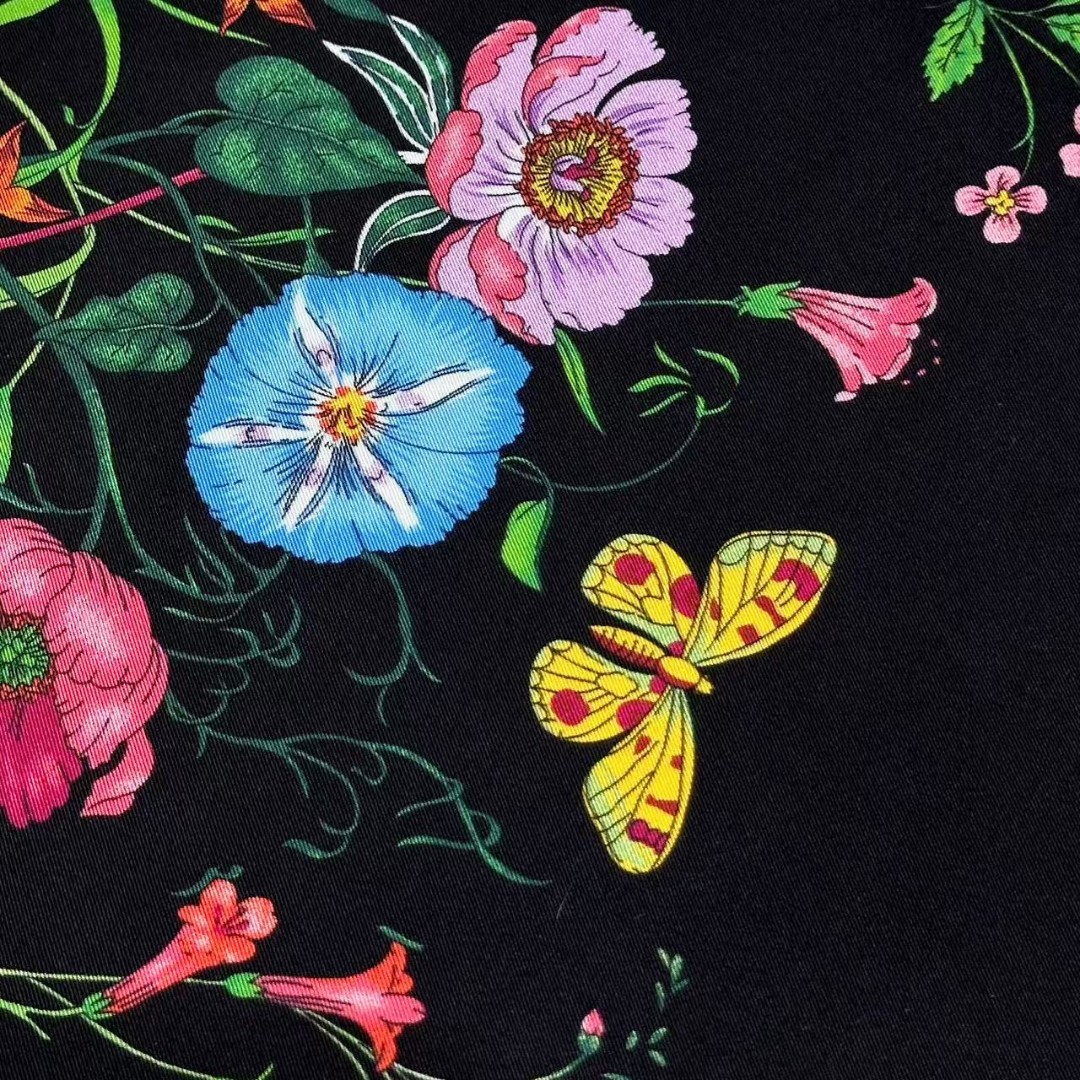 
品名  经典花卉
面料：真丝
尺寸：90*90
颜色黑色 白色
经典花卉印花一如既往为新推系列注入浪漫